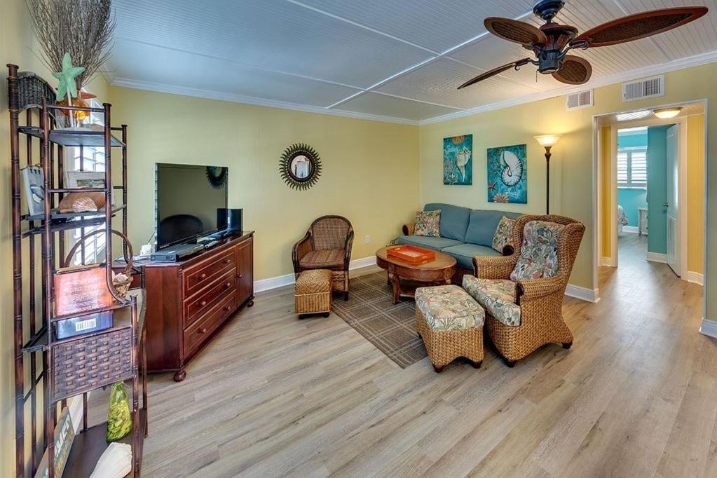 Beach Getaway Pool Condo Between The Island Marina And Beach Bradenton Beach Exterior foto