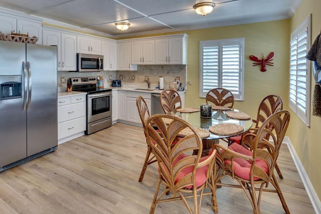 Beach Getaway Pool Condo Between The Island Marina And Beach Bradenton Beach Exterior foto